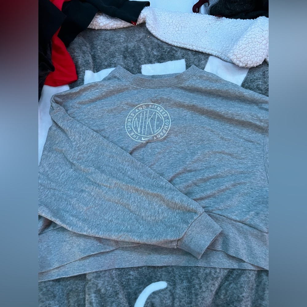 *OVERSIZED* woman’s grey nike crewneck